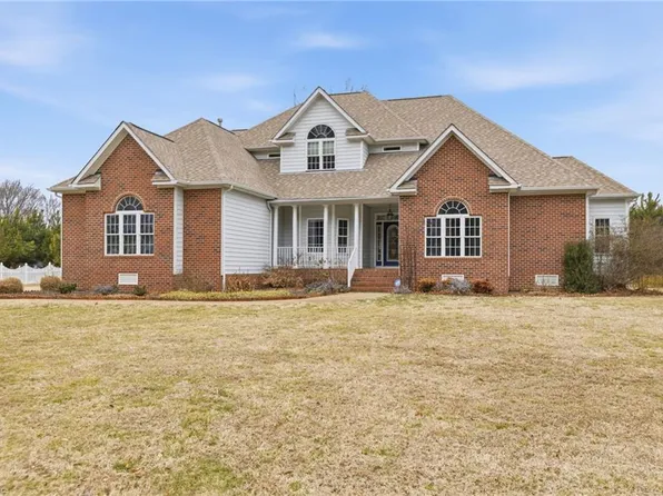 11807 Hogans Aly, Chester, VA 23836