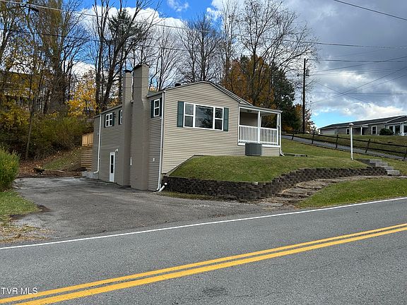 2nd image of 202 Railroad Ave NE