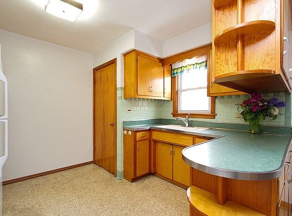 5th image of 10104 S Utica Ave