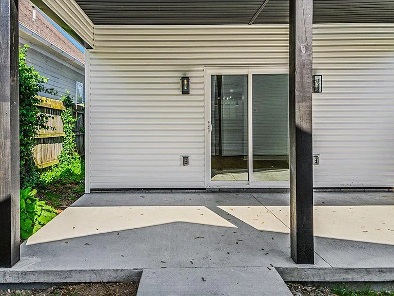 636 N Limestone — Photo 35