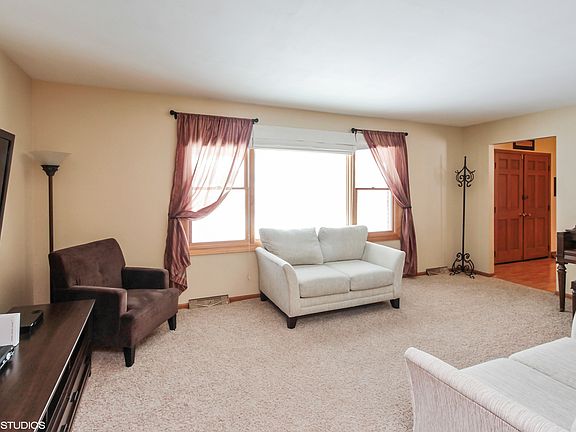3rd image of 2709 Jacquelyn Ln