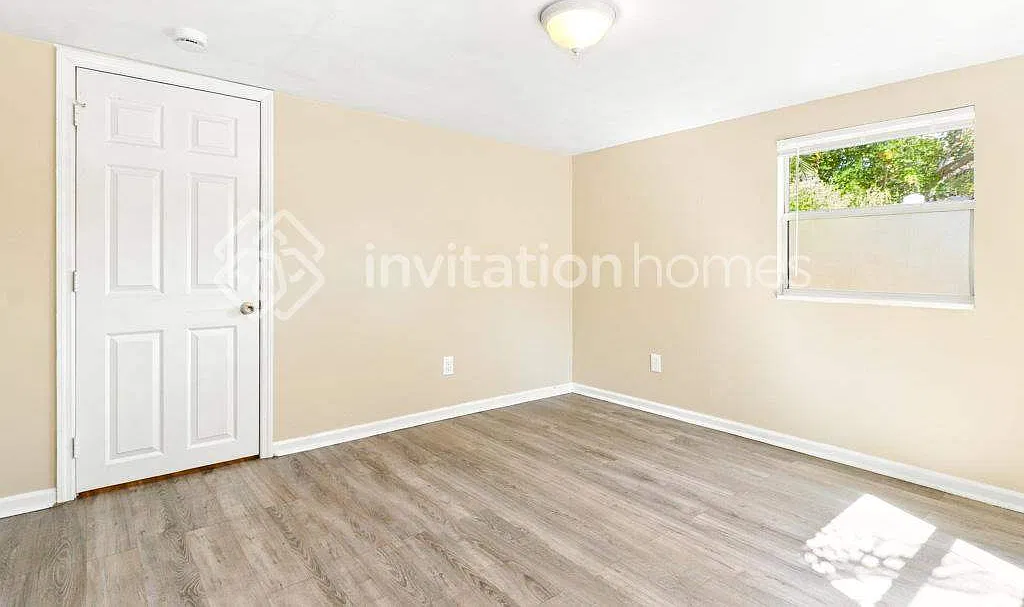 924 Brookwood Dr S Saint Petersburg, FL 33707 — Photo 1