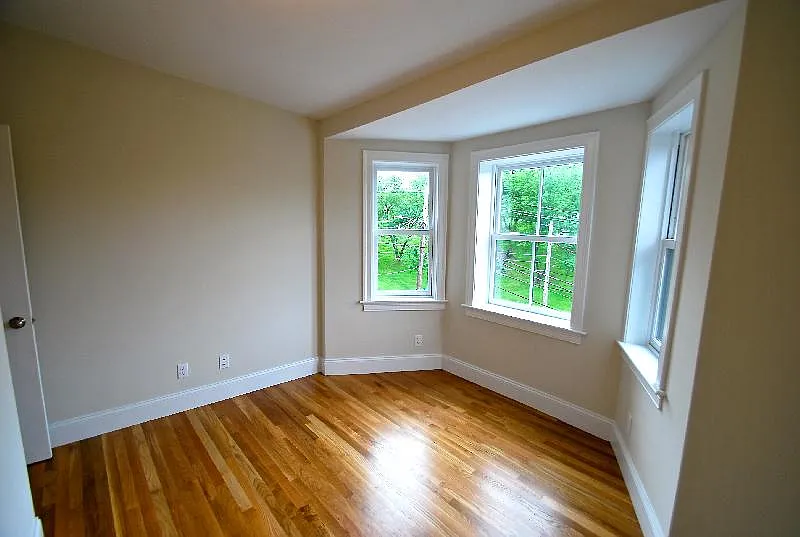 3 bed, 9999 sqft, $3,300 — Photo 4