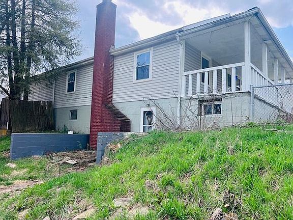 4th image of 1055 Hart Rd