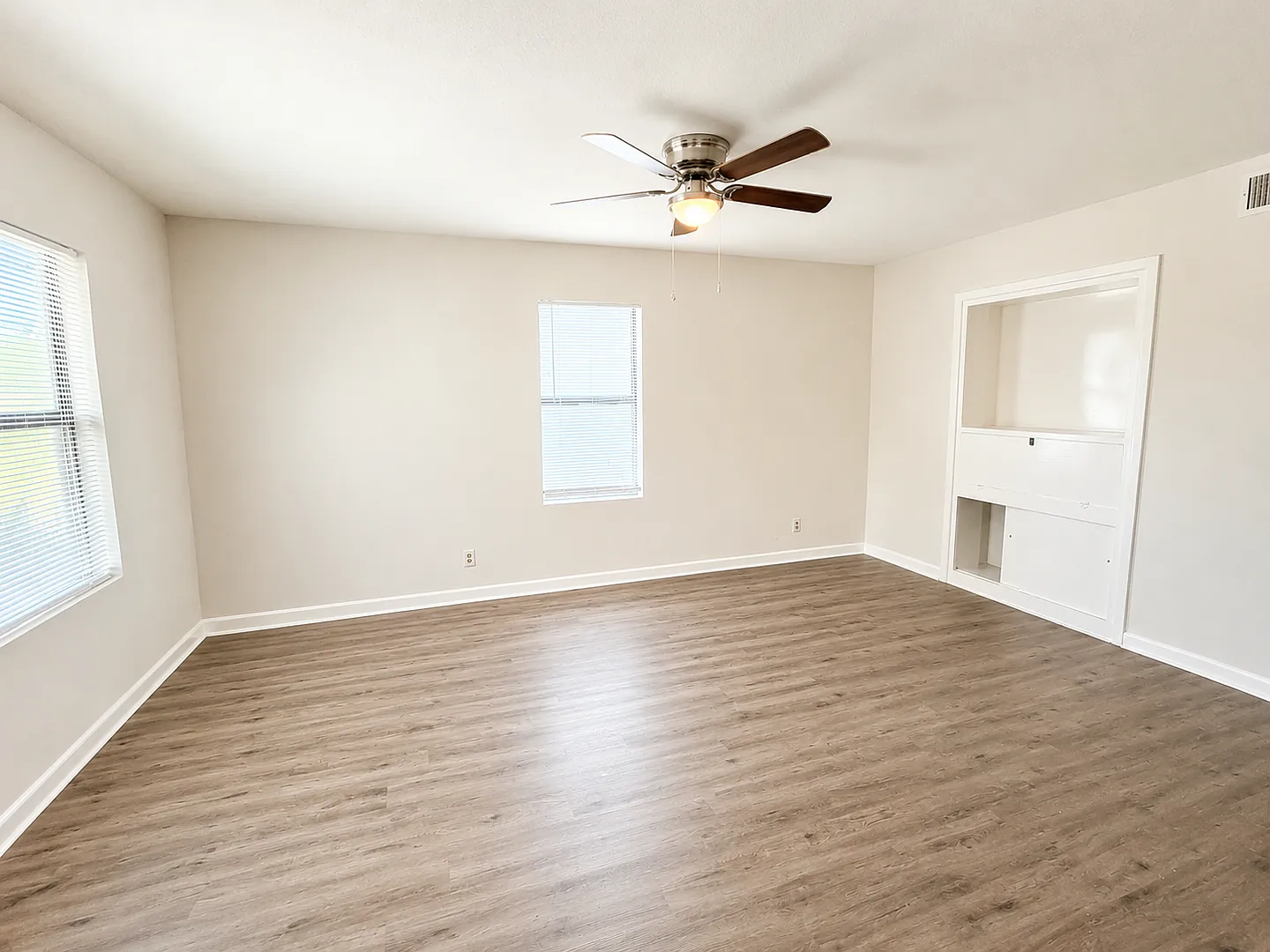 Charming, Fully Remodeled 3 Bed/1 Bath Home Available Now! — Photo 4