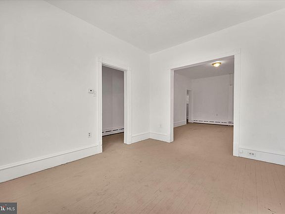 5th image of 621 N Centre St