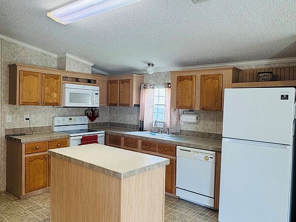 3rd image of 121 Debra Ln