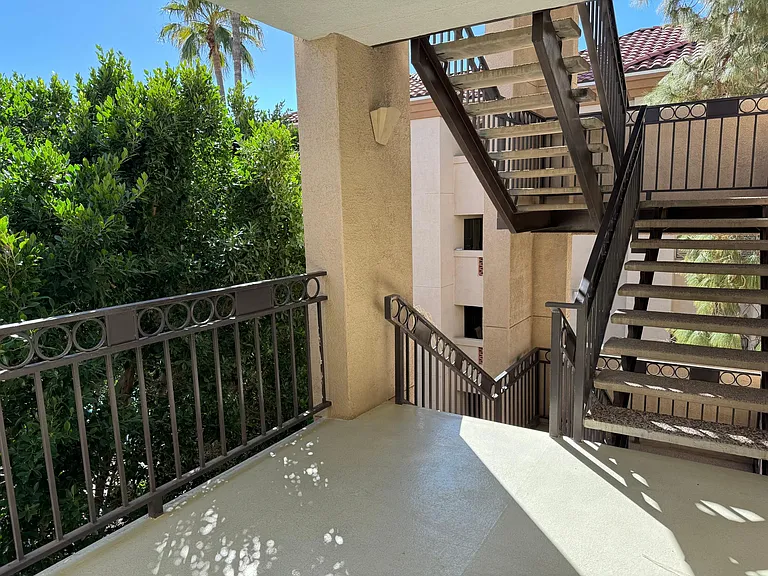 The stairs are just adjacent to the apartment. It's easy to come and go!