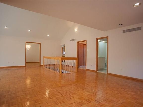 5th image of 523 Heritage Dr