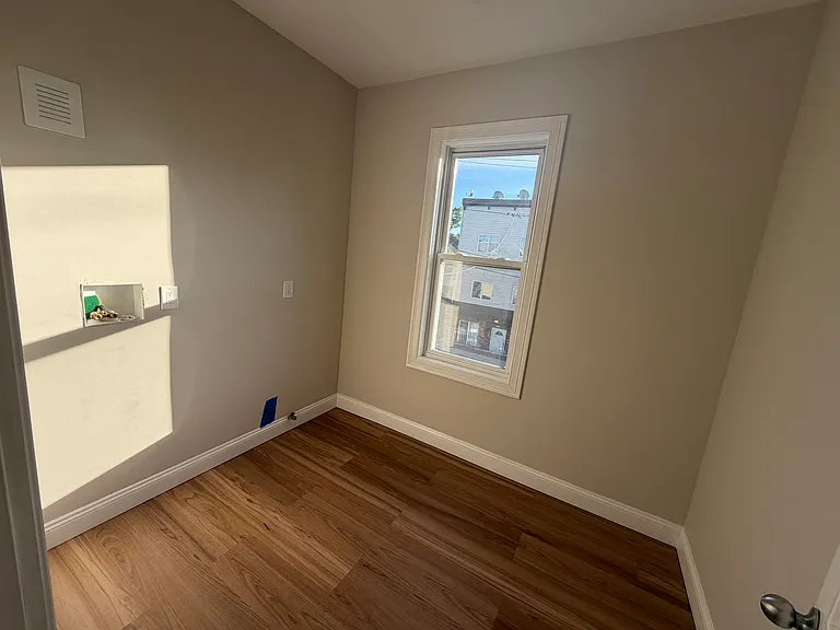 115 Wallington Ave — Photo 8