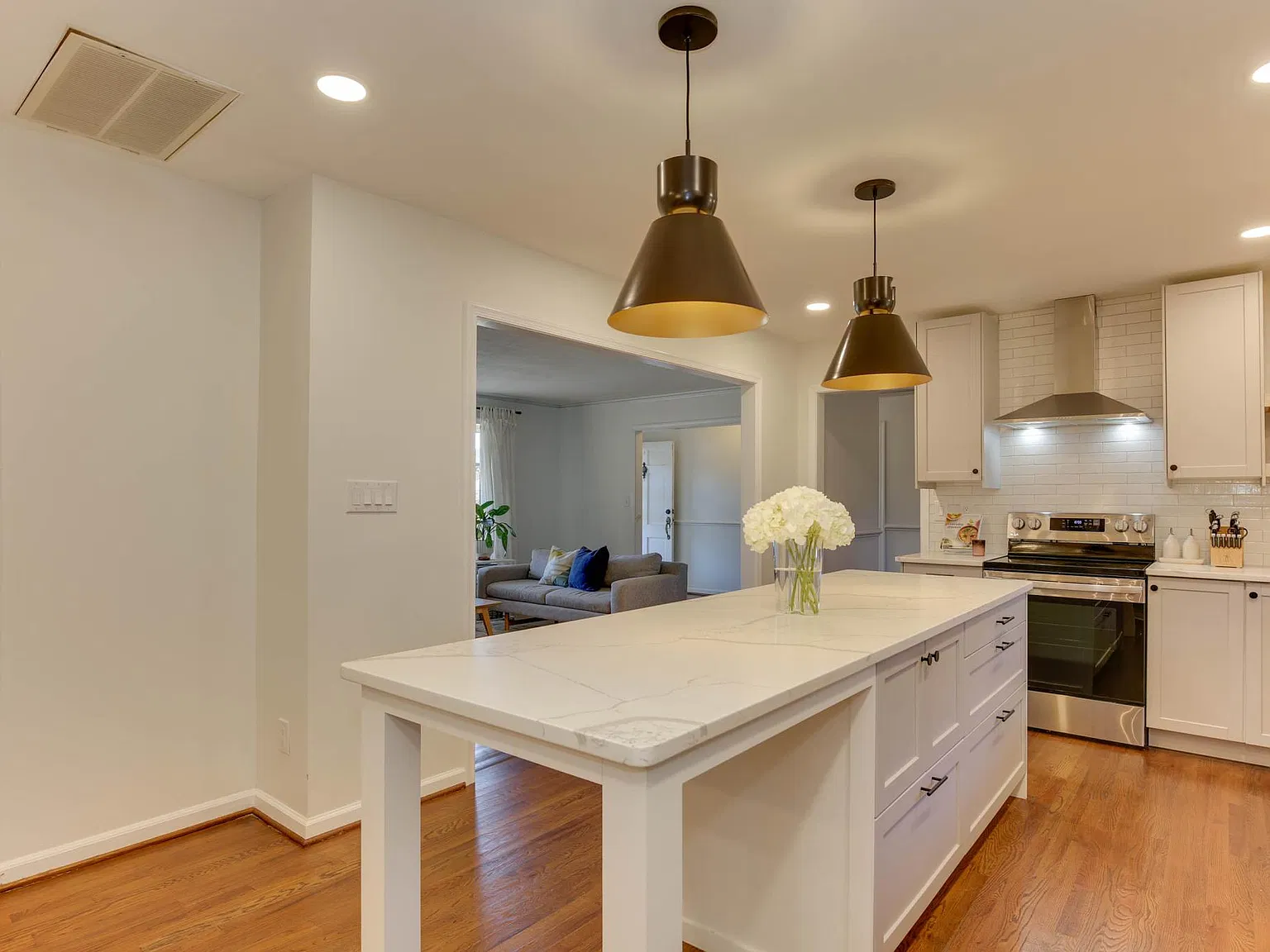 3 bed, 1673 sqft, $3,000 — Photo 2
