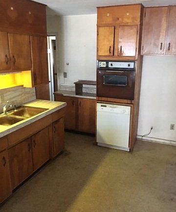 5th image of 104 W Oak St