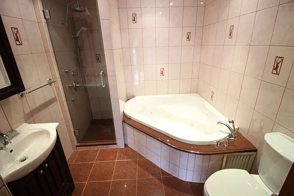 Rented by Bedford 6 Real Estate | media 6