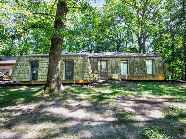 9405 Spicer Rd, Brighton, MI 48116
