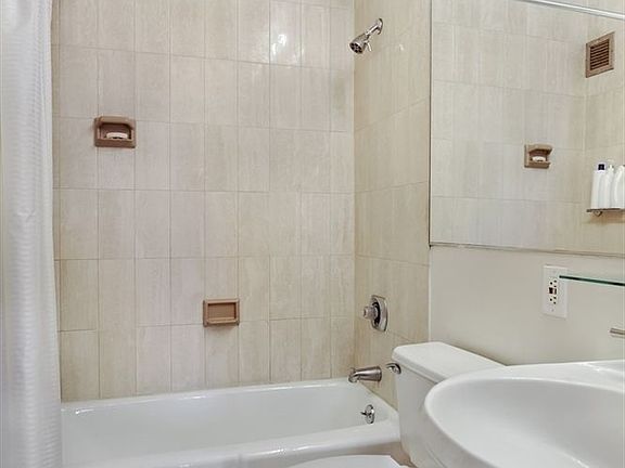 5th image of 45 W 67th St APT 7B