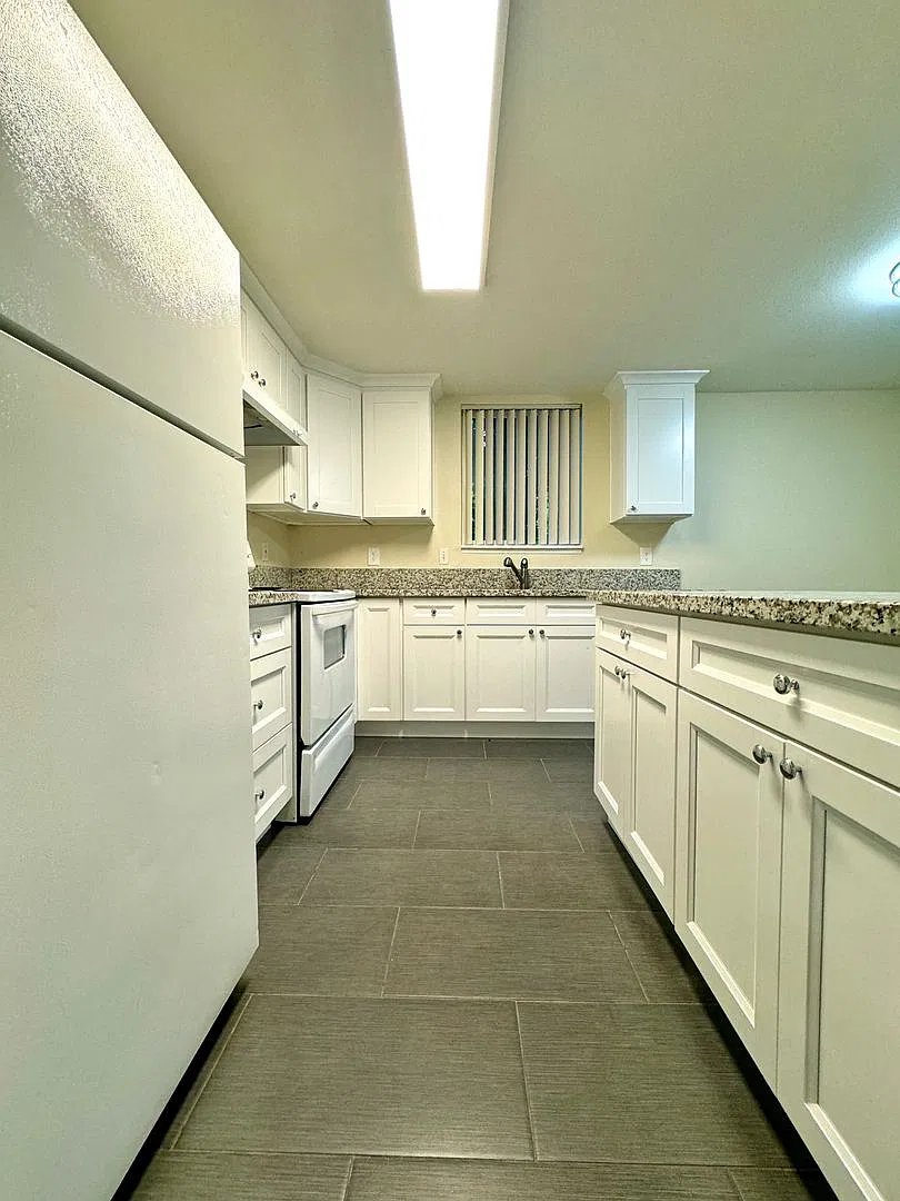 0174-06PP Lindsey Anne Apartments — Photo 4