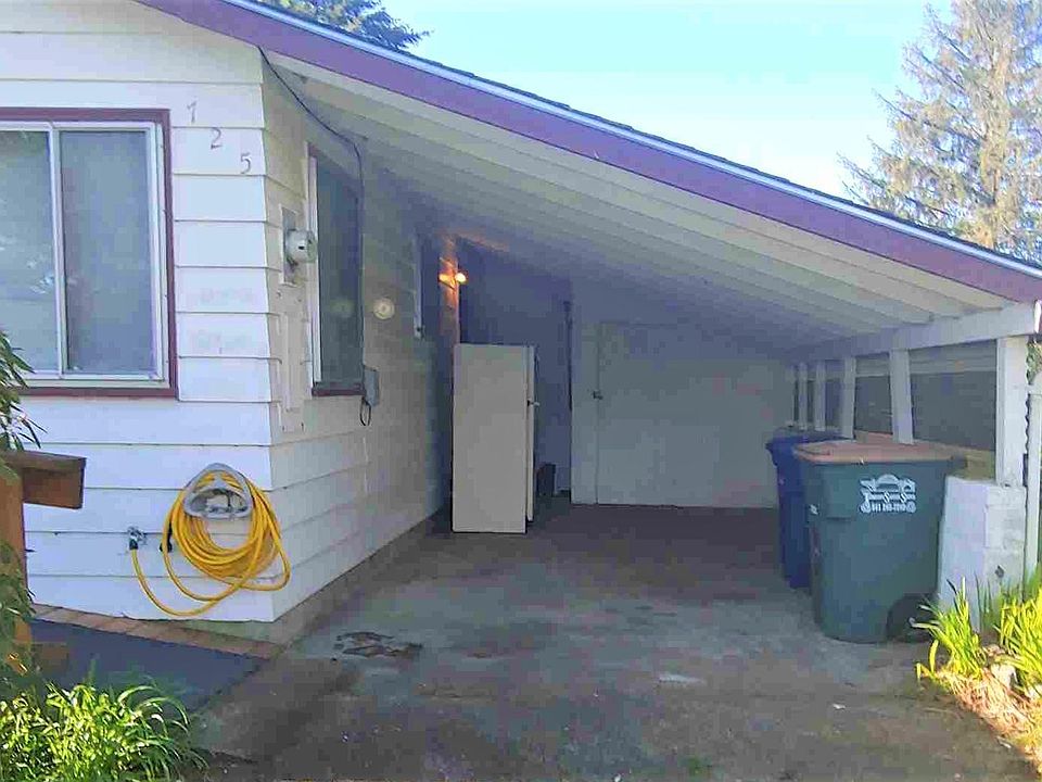 2nd image of 725 NE Douglas St