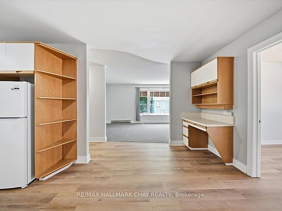 5th image of 124 Victoria St W #A