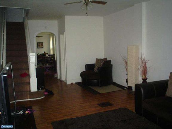 3rd image of 723 E 7th St