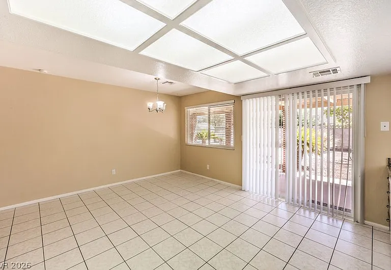 532 Mona Ln — Photo 11