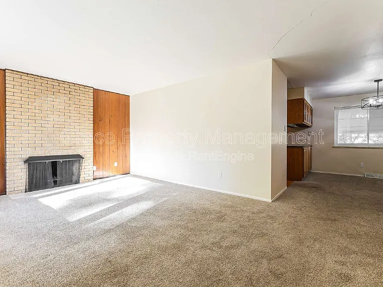 7033 S Cherry St — Photo 2