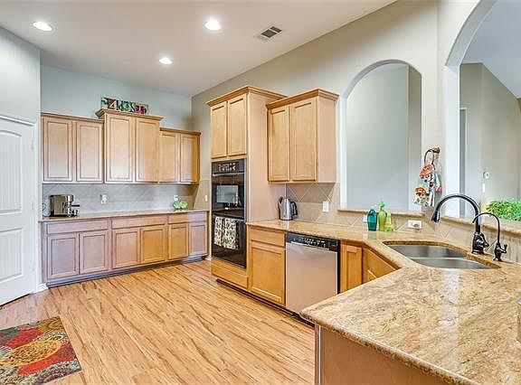 5th image of 637 Sydney Ln