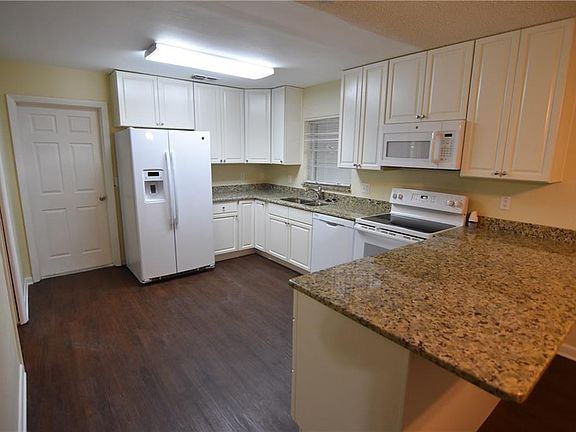 3rd image of 423 Valencia Ct