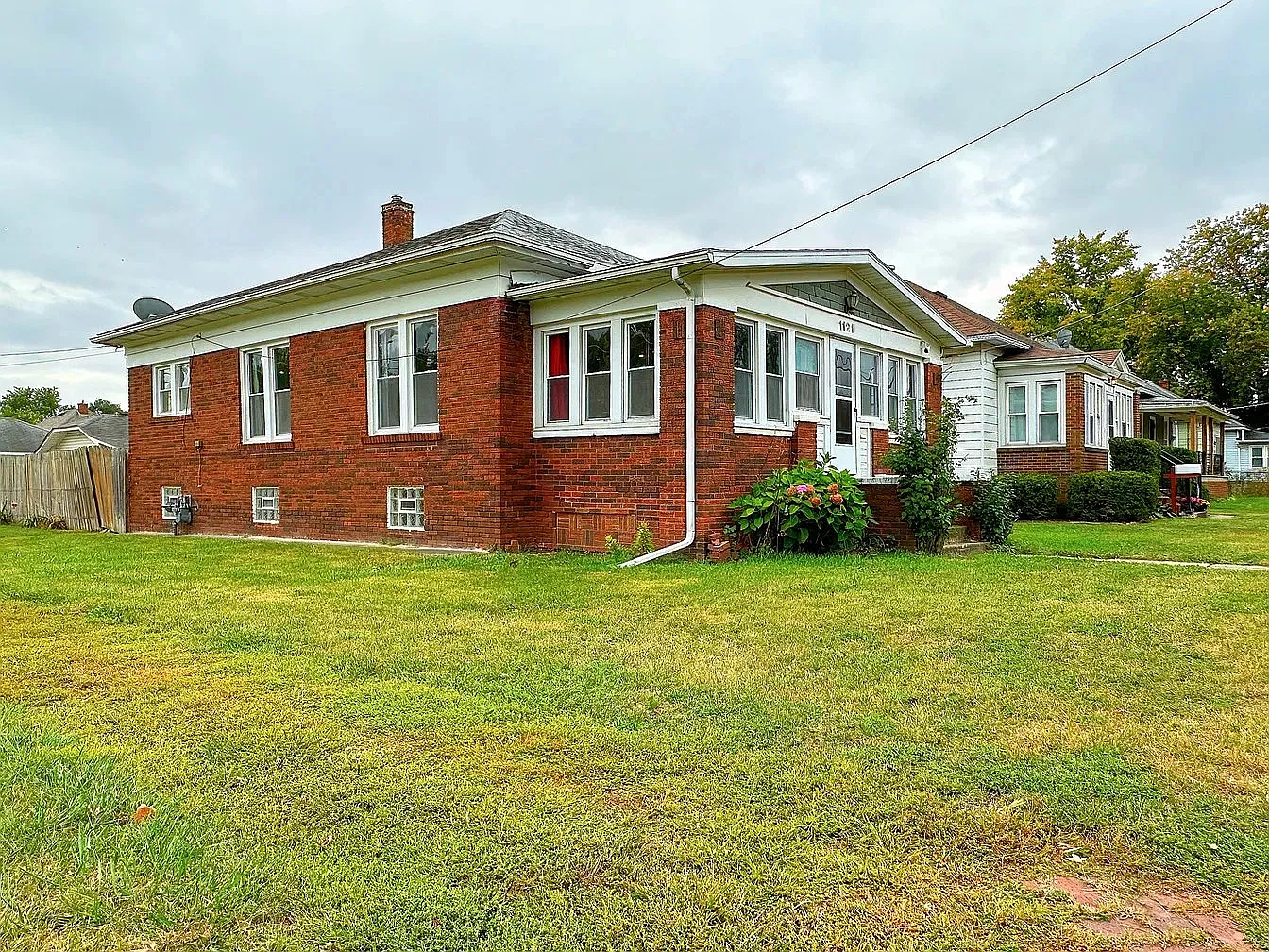 Cozy 2 Bed 1 Bath Home on Main St - Available 10/1 in Streator, IL — Photo 2