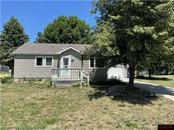 620 Pioneer Ave, Lafayette, MN 56054