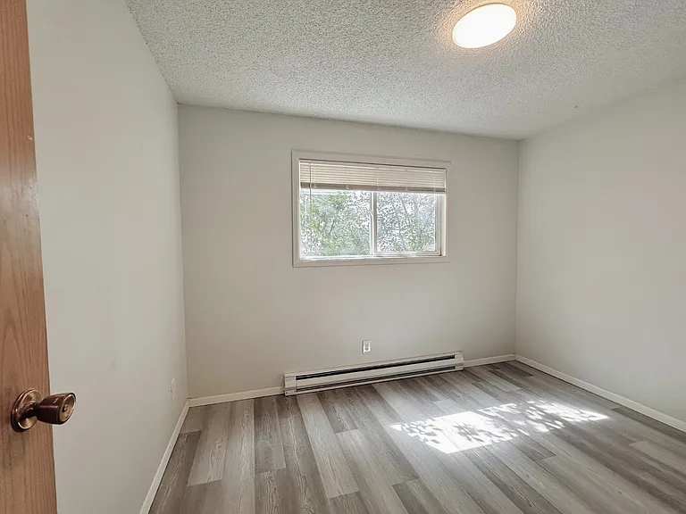 319 E 6th St — Photo 12