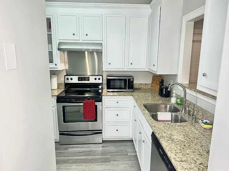 8 Stanford Ct — Photo 23
