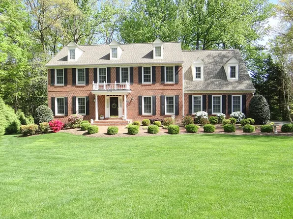 7825 S Valley Dr, Fairfax Station, VA 22039