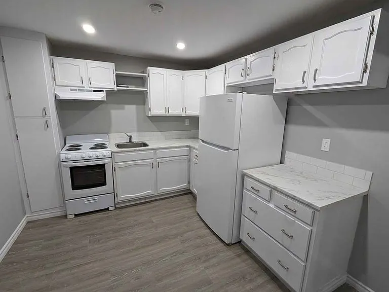 282 Pillette Rd — Photo 16