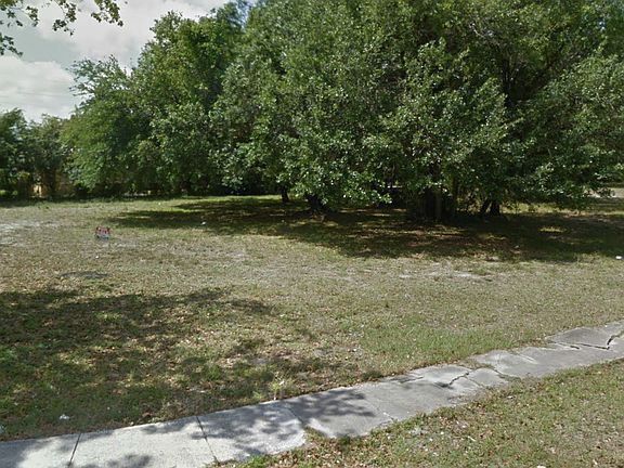 2nd image of 840 NE 130th St