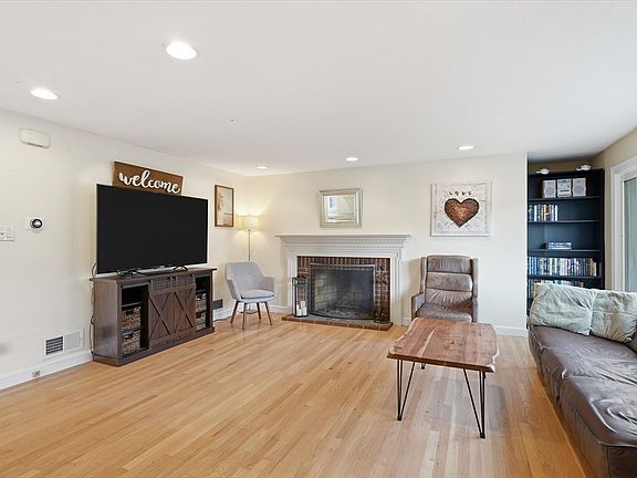 4th image of 9 Pinewood Ave