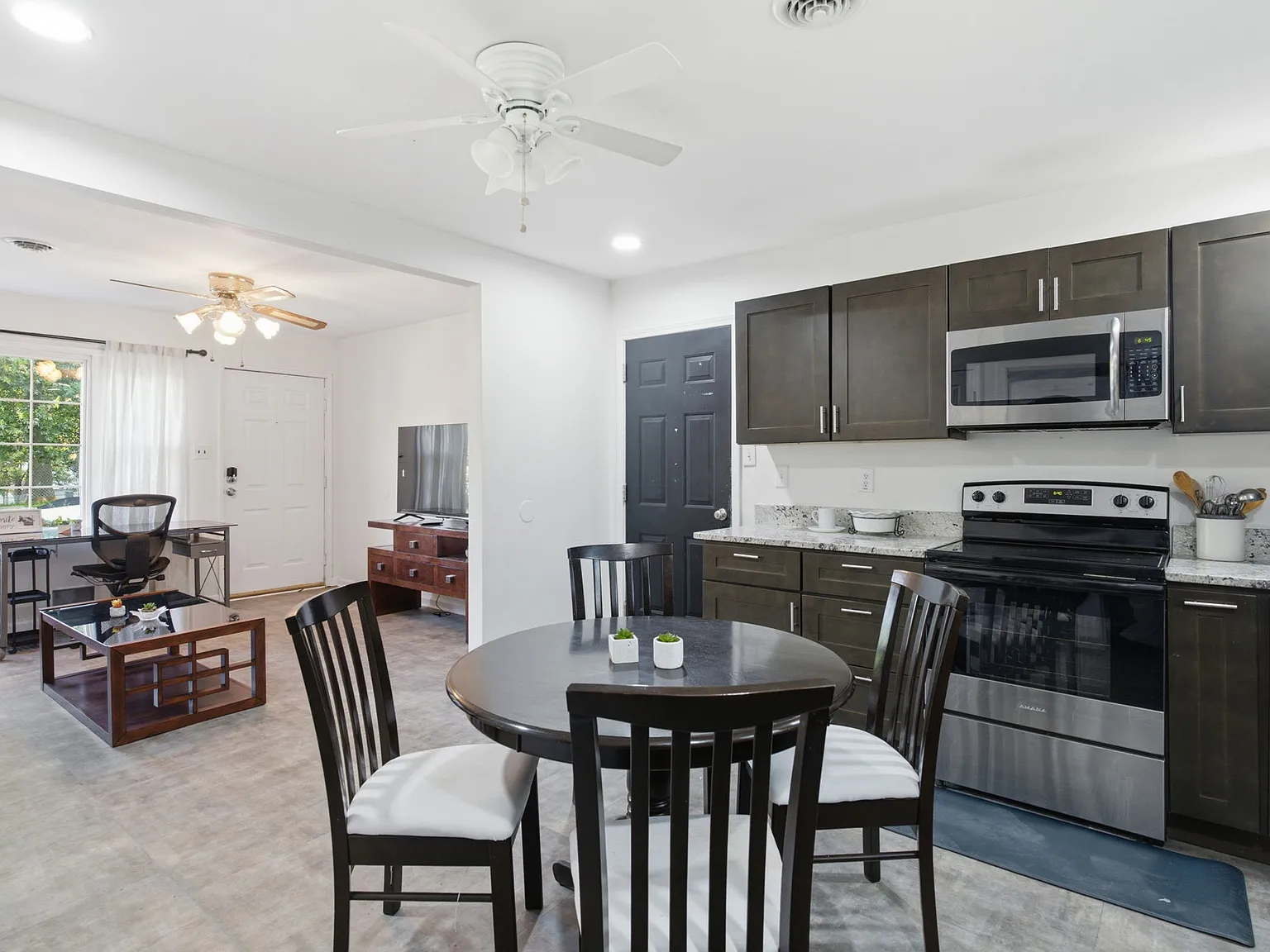 3 bed, 950 sqft, $3,500 — Photo 4