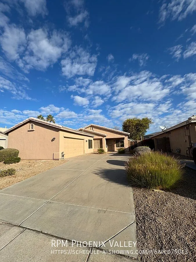 Cozy 3 Bed 2 Bath with Enclosed Den! — Photo 1