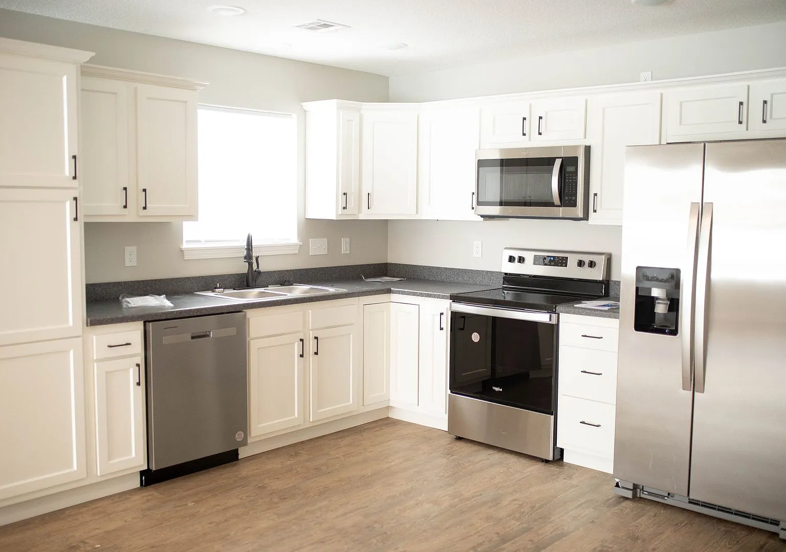 3 bed, $1,800 — Photo 3