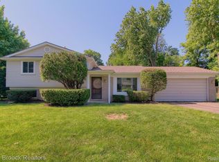 6992 Leslee Crest Dr, West Bloomfield, MI 48322