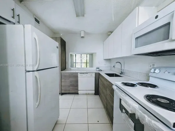 8429 Forest Hills Dr APT 305, Pompano Beach, FL 33065