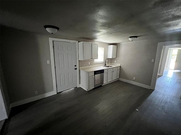 3rd image of 1337 W Procter St