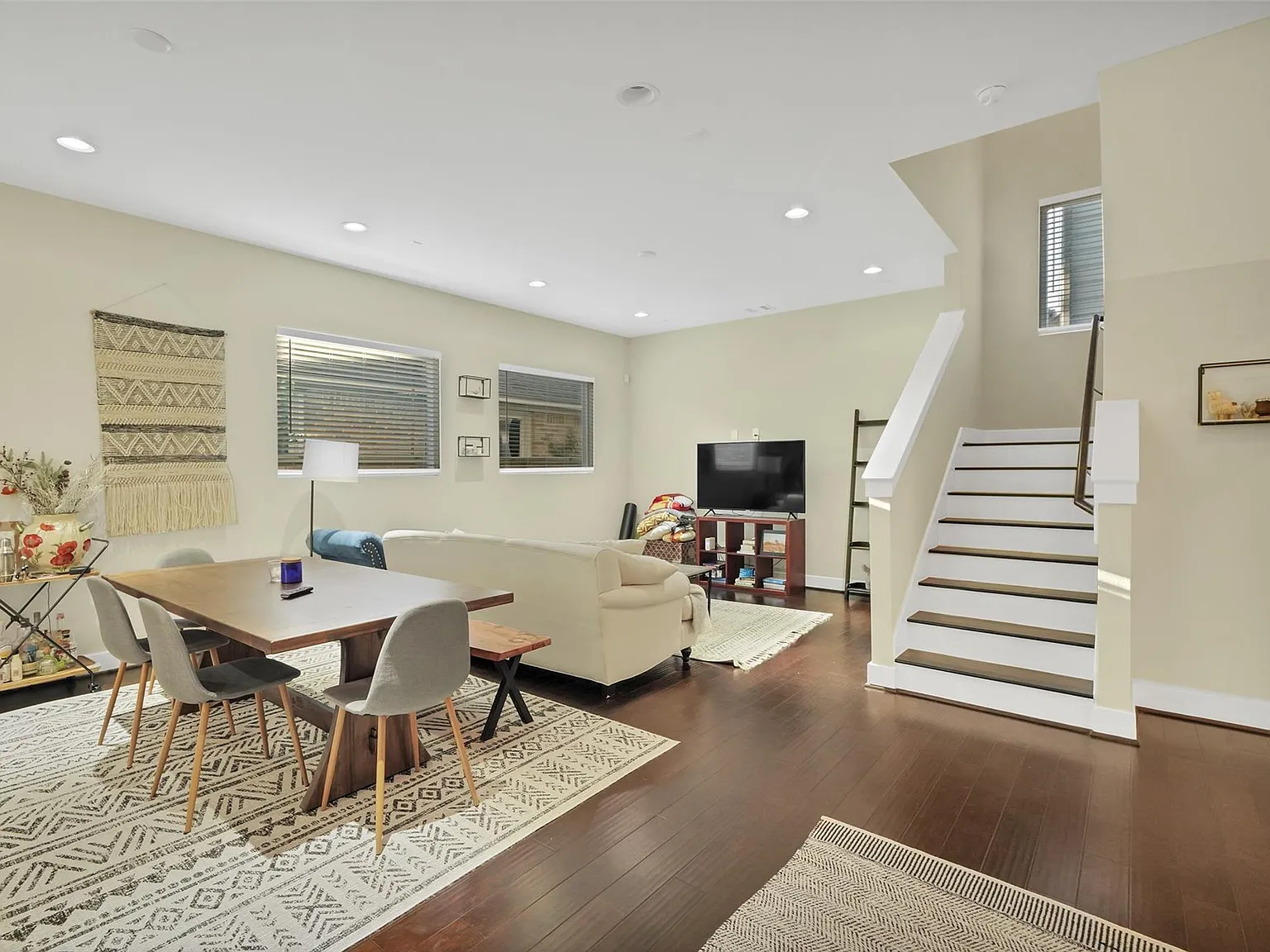 3 bed, 3.0 bath, 2061 sqft, $2,400 — Photo 4