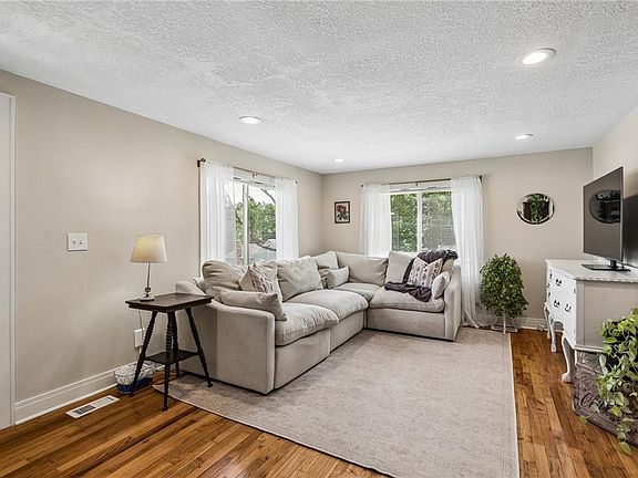 4th image of 420 N Fairview Ave
