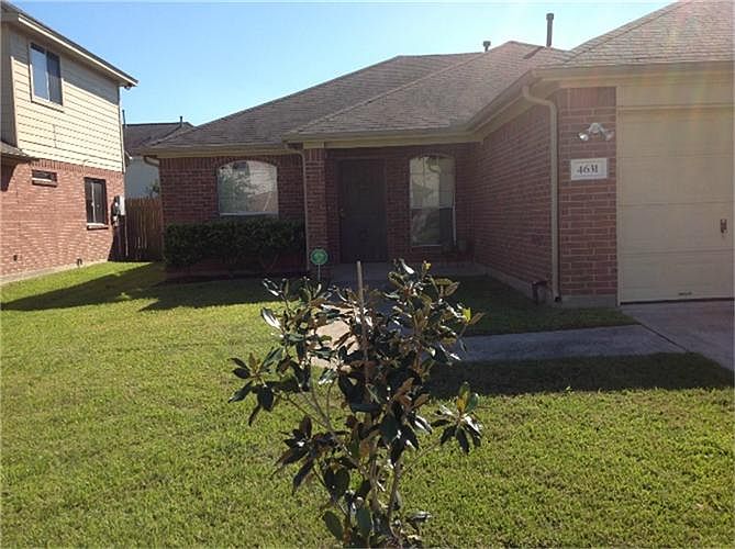 Nice front view front the street.