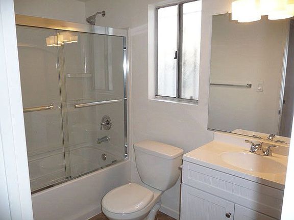 1st Bathroom off of Hallway