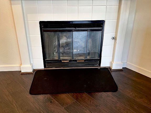Gas Fireplace with Mantel
