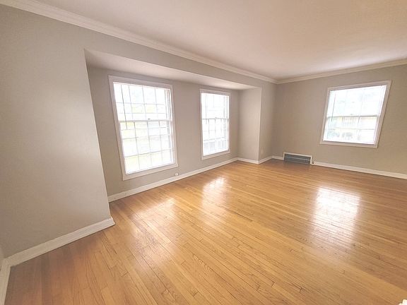 3rd image of 2519 N Lake Dr APT 4