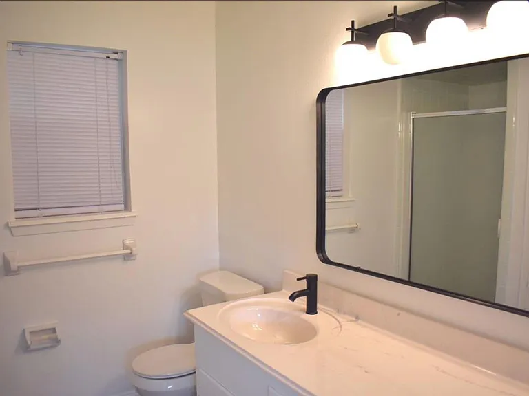 2628 Dupont St — Photo 16