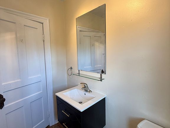 4th image of 4 Undermount Ave #3