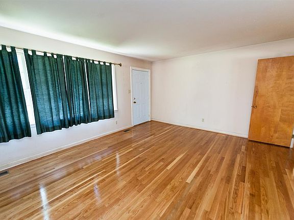 5th image of 118 Kensington Dr